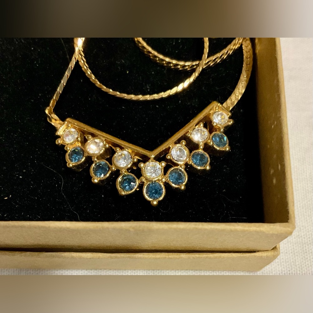 Beautiful vintage Avon V gold tone necklace with blue and white stones